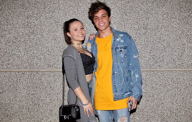 Larissa Manoela curte a noite no teatro com namorado