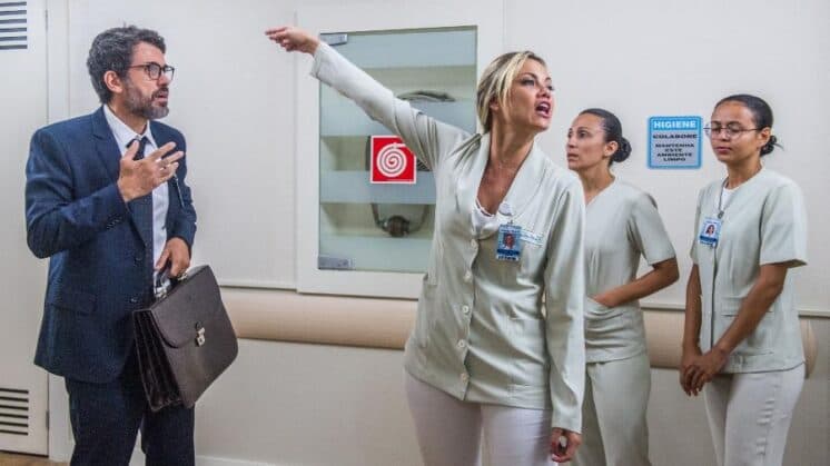 O Outro Lado do Paraíso: com marido gay, Susy arma barraco em hospital