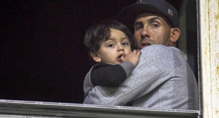Carlitos Tevez faz declaração polêmica sobre educação do filho
