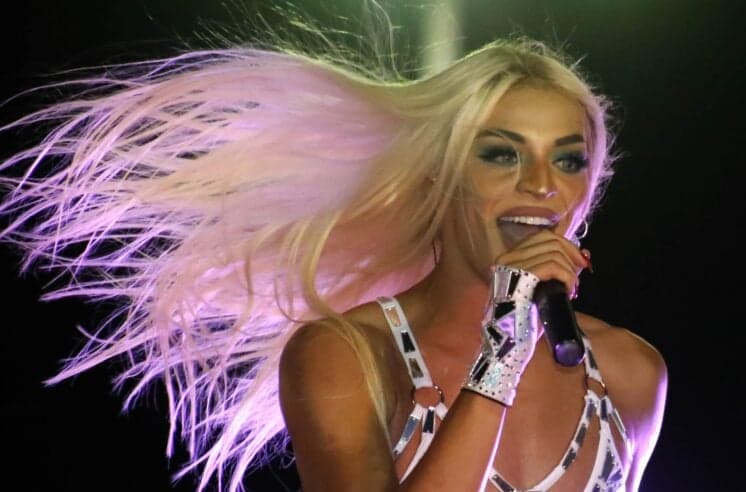 Fã invade palco e Pabllo Vittar se envolve em confusão durante show