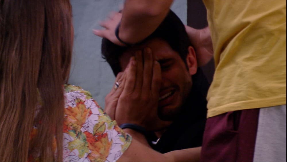 Lucas teve crise de choro após a saída de Nayara do BBB18 (Foto reprodução) Lucas teve crise de choro após a saída de Nayara do BBB18 (Foto reprodução)