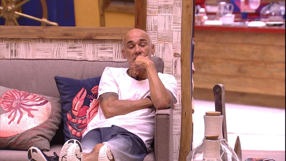 Ayrton conta segredo para Viegas no BBB18. (Foto: Reprodução/TV Globo) Ayrton conta segredo para Viegas no BBB18. (Foto: Reprodução/TV Globo)