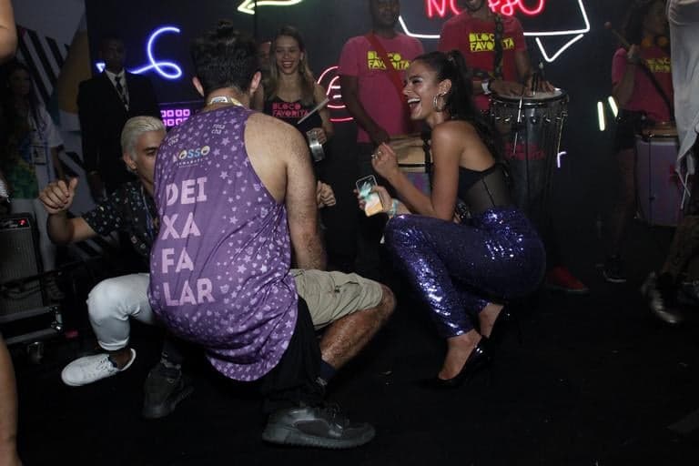 Bruna Marquezine descendo até o chão (Foto: Reprodução) Bruna Marquezine descendo até o chão (Foto: Reprodução)