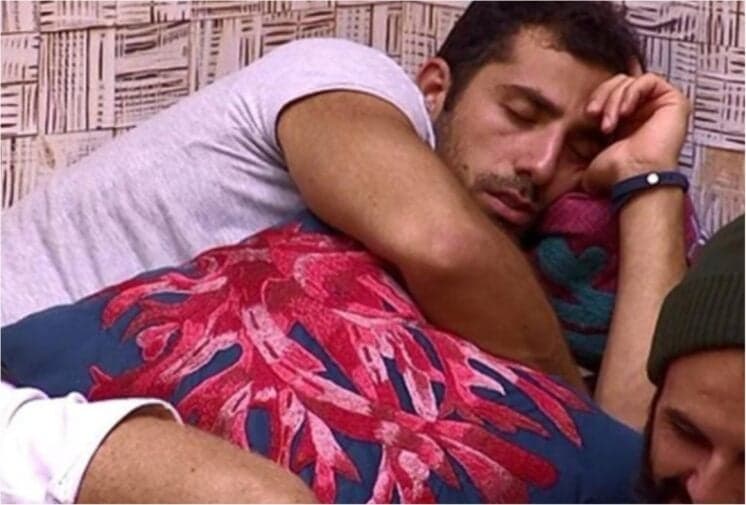 Kaysar dorme ao vivo no BBB18, fica sem graça e é surpreendido por Tiago Leifert
