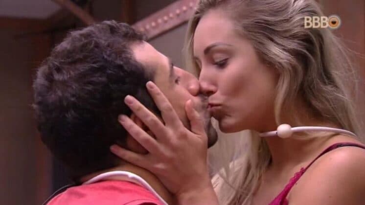BBB18: Novo casal? Kaysar carrega Jéssica nos braços