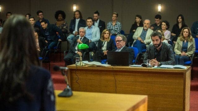 O Outro Lado do Paraíso: no último momento, mãe de Laura muda de lado e acusa Vinícius