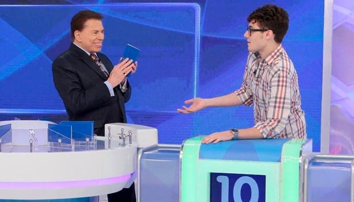 Silvio Santos e o youtuber Mateus Gonçalves no Jogo das 3 Pistas (Foto: Lourival Ribeiro/SBT) Silvio Santos e o youtuber Mateus Gonçalves no Jogo das 3 Pistas (Foto: Lourival Ribeiro/SBT)