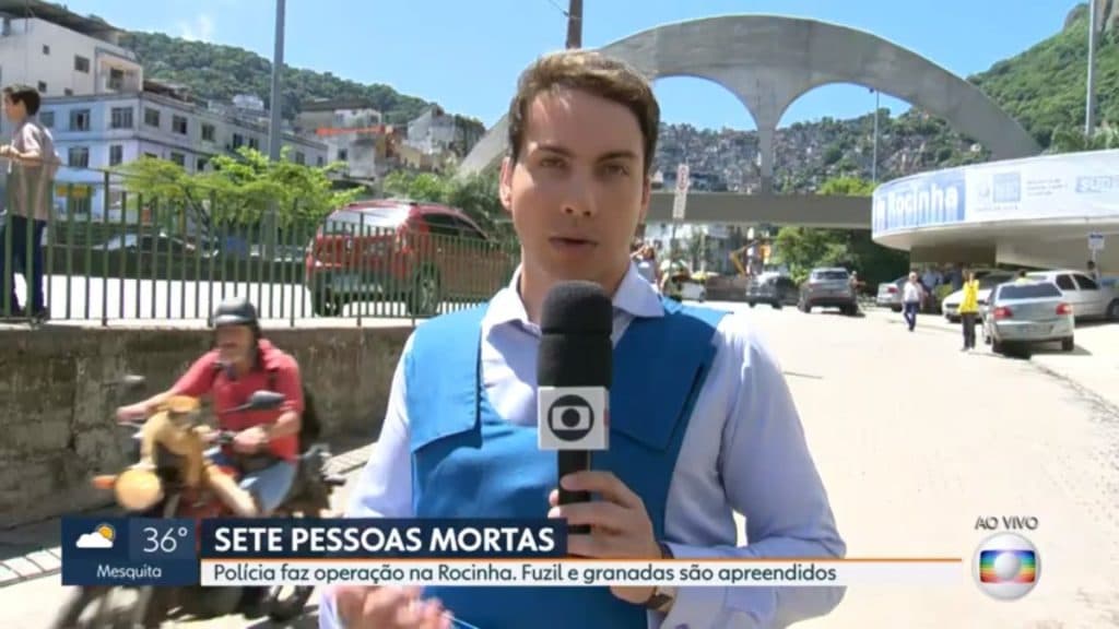 Gato motoqueiro aparece em link ao vivo da Globo. (Foto: Reprodução/TV Globo) Gato motoqueiro aparece em link ao vivo da Globo. (Foto: Reprodução/TV Globo)