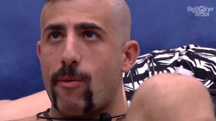 Kaysar perde a paciência com Patrícia e solta o verbo no BBB18