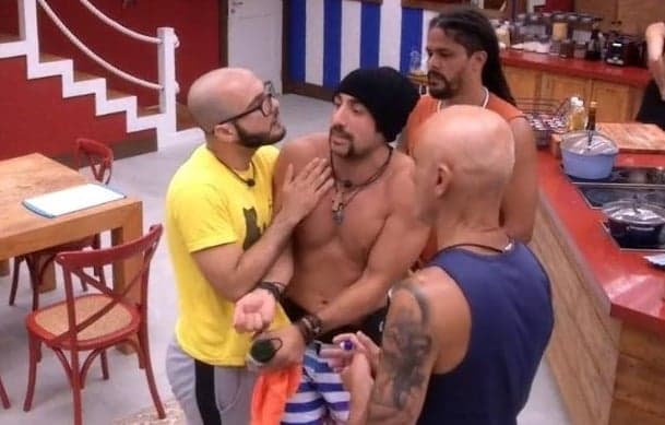 Kaysar se exalta e briga com grupo após perder a prova do líder no BBB18