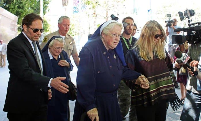 Aos 89, morre freira processada por Katy Perry nos Estados Unidos