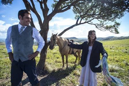 Elenco de Orgulho e Paixão se diverte em cena que Elisabeta foge com roupa de baixo; veja