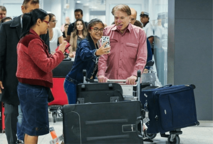 Silvio Santos é cercado em aeroporto por multidão, espanta por atitude e tira centenas de fotos