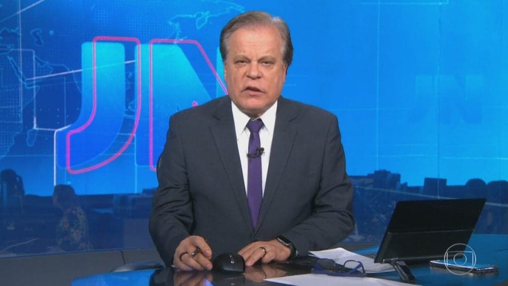 O jornalista Chico Pinheiro no comando do Jornal Nacional (Foto: Reprodução/Globo) O jornalista Chico Pinheiro no comando do Jornal Nacional (Foto: Reprodução/Globo)