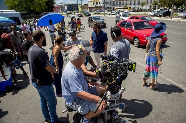 Maria de Médicis e Emílio Dantas em set de gravações no entorno da Feira de São Joaquim (Foto: Globo/João Cotta) Maria de Médicis e Emílio Dantas em set de gravações no entorno da Feira de São Joaquim (Foto: Globo/João Cotta)