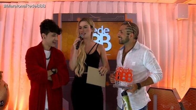 Fora da casa, Kaysar recebe o prêmio de "vetezeiro" e fica sem entender