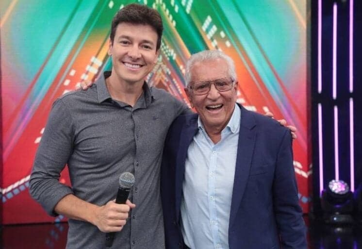 Fora do trabalho, Rodrigo Faro surge ao lado de Carlos Alberto de Nóbrega e registro é compartilhado na web