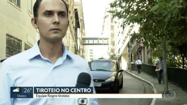 Repórter da Globo é pego em tiroteio e sai correndo durante exibição ao vivo