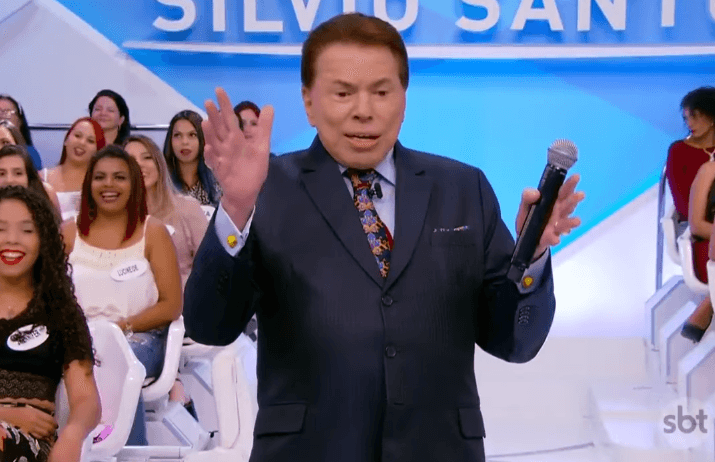 Avesso à entrevistas, Silvio Santos exibe e comenta sua própria biografia em programa: ‘É Mentira!’