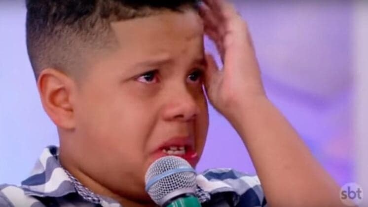 Menino perde competição, chora de soluçar e comove Silvio Santos, que toma atitude; assista