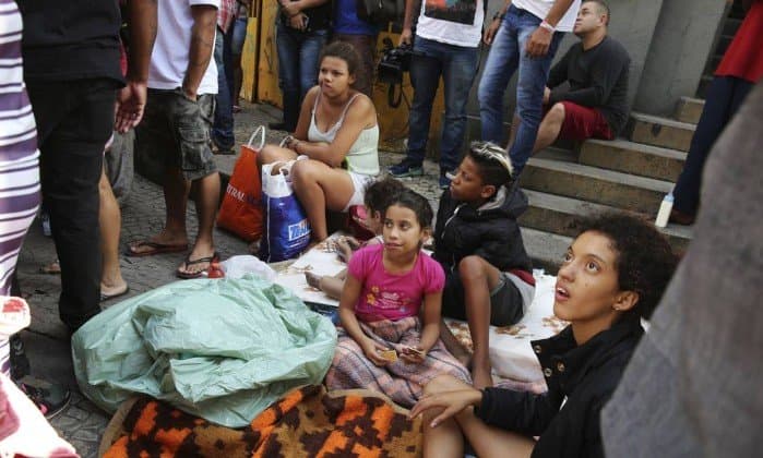 Ex-BBBs se encontram e visitam vítimas do prédio que pegou fogo em São Paulo