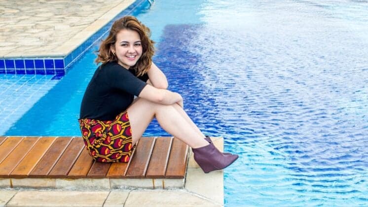 Namorando com ator 11 anos mais velho, Klara Castanho faz declaração na web