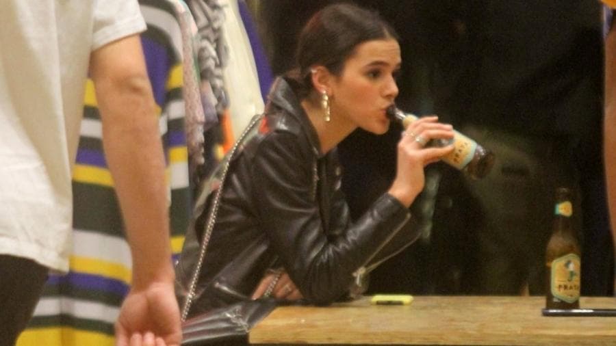 Bruna Marquezine tomando cerveja (Foto: Daniel Delmiro/Ag.News) Bruna Marquezine tomando cerveja (Foto: Daniel Delmiro/Ag.News)
