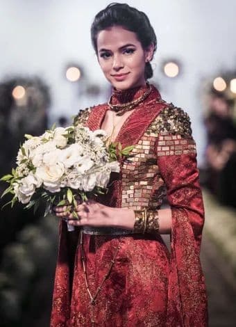 Catarina e seu vestido vermelho em Deus Salve o Rei (Foto: João Miguel Júnior/ TV Globo) Catarina e seu vestido vermelho em Deus Salve o Rei (Foto: João Miguel Júnior/ TV Globo)