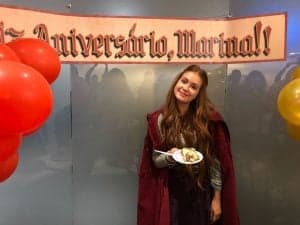 Marina Ruy Barbosa ganhou bolo dos colegas em Deus Salve o Rei (Foto: Ícaro Martins/Gshow) Marina Ruy Barbosa ganhou bolo dos colegas em Deus Salve o Rei (Foto: Ícaro Martins/Gshow)