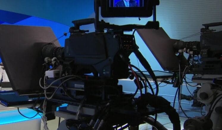 Jornalista quebra o protocolo, vai aos prantos ao vivo na TV e comove o público