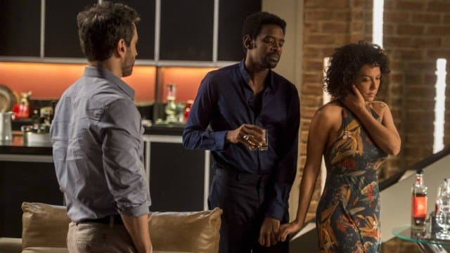 Segundo Sol: Cacau flerta com Edgar na casa de Roberval e será pega no flagra