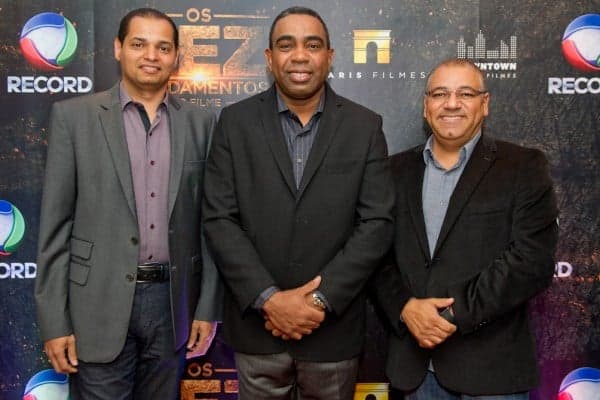 O diretor Andreson Souza (à esquerda) com executivos da Record na festa de lançamento de Os Dez Mandamentos (Foto: Record) O diretor Andreson Souza (à esquerda) com executivos da Record na festa de lançamento de Os Dez Mandamentos (Foto: Record)