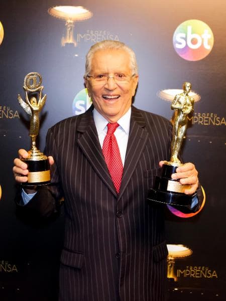 carlos-alberto-de-nobrega-recebe-uma-estatueta-do-trofeu-imprensa-e-outra-do-trofeu-internet-de-melhor-programa-humoristico-de-2016-1520046373404_v2_450x600 carlos-alberto-de-nobrega-recebe-uma-estatueta-do-trofeu-imprensa-e-outra-do-trofeu-internet-de-melhor-programa-humoristico-de-2016-1520046373404_v2_450x600
