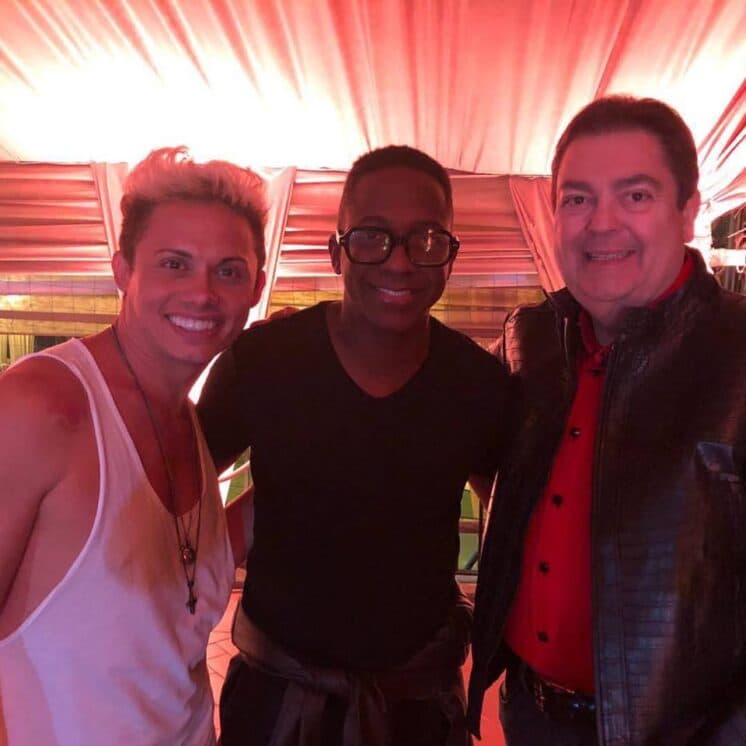 Participantes do Show dos Famosos se jogam em festa na casa de Faustão