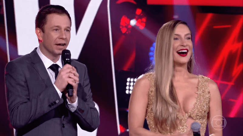 Tiago Leifert e Claudia Leitte na estreia da 7ª temporada do The Voice Brasil (Foto: Reprodução/Globo) Tiago Leifert e Claudia Leitte na estreia da 7ª temporada do The Voice Brasil (Foto: Reprodução/Globo)