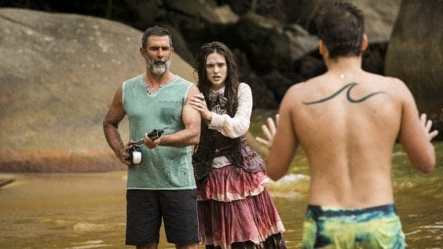 O Tempo Não Para: após despertar depois de 132 anos, Marocas leva susto com rapaz despido