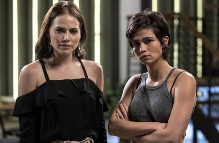 Letícia Colin e Nanda Costa são Rosa e Maura em Segundo Sol protestam contra Bolsonaro (Foto: Reprodução) Letícia Colin e Nanda Costa são Rosa e Maura em Segundo Sol protestam contra Bolsonaro (Foto: Reprodução)