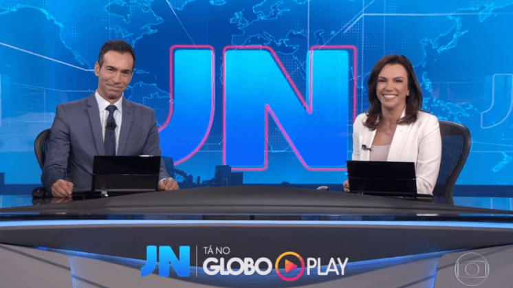No Jornal Nacional, Ana Paula Araújo inova e deseja feliz Dias dos Padastros para César Tralli
