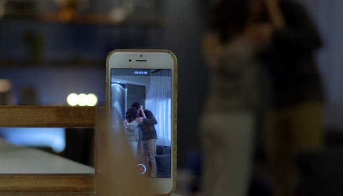Celular de Betina (Cleo) grava momento comprometedor em O Tempo Não Para (Foto: Divulgação/Globo) Celular de Betina (Cleo) grava momento comprometedor em O Tempo Não Para (Foto: Divulgação/Globo)