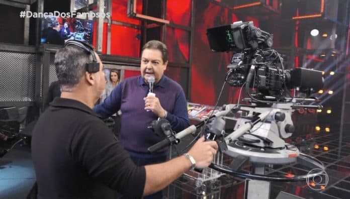 Faustão inova com estilo surreal de imagens em seu programa, público detona e apresentador rebate