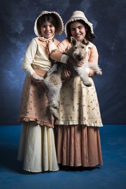 Kiki (Natalia Rodrigues ) e Nico (Raphaela Alvitos) com o fox terrier Pirata (Nietzsche)em O Tempo Não Para<br /> (Foto: Globo/João Miguel Júnior) Kiki (Natalia Rodrigues ) e Nico (Raphaela Alvitos) com o fox terrier Pirata (Nietzsche)em O Tempo Não Para<br /> (Foto: Globo/João Miguel Júnior)