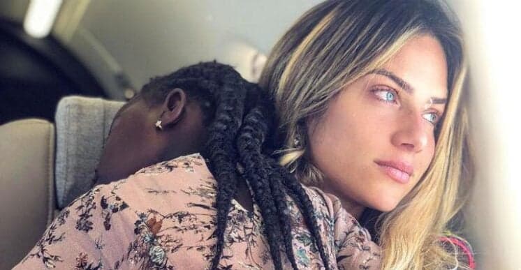 Gio Ewbank curte sábado de sol ao lado de filha e encanta web com cliques