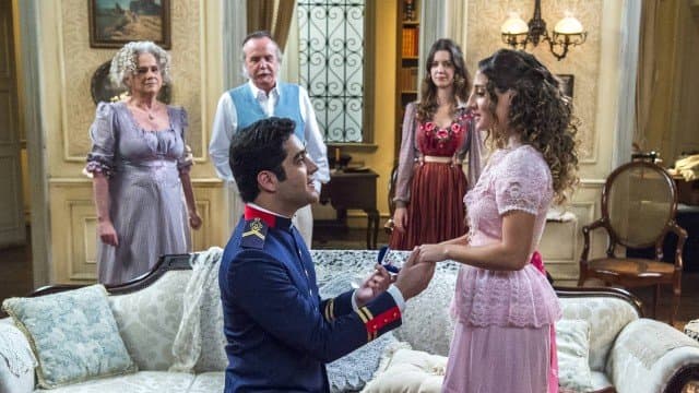 Orgulho e Paixão: Lídia não aguenta esperar Randolfo pedi-la em casamento e toma atitude