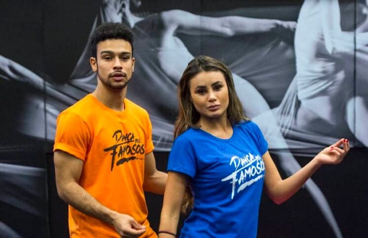 Bailarina do Faustão usa roupa ousada, enlouquece internautas e gera comentários por conta de detalhe no corpo