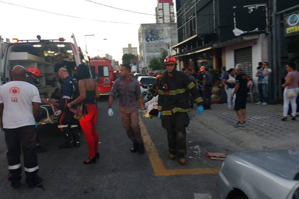 Mezanino desabou e deixou cerca de quatro crianças feridas em Santo André Mezanino desabou e deixou cerca de quatro crianças feridas em Santo André