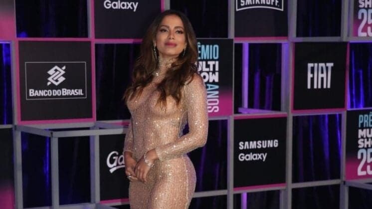 Anitta deixa de seguir ex, inicia novo romance e fotos do rapaz de cueca vem à tona