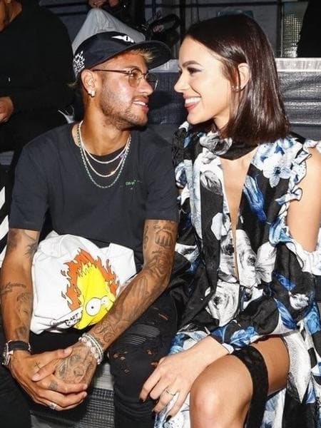 Bruna Marquezine e Neymar durante o desfile (Foto: Reprodução) Bruna Marquezine e Neymar durante o desfile (Foto: Reprodução)