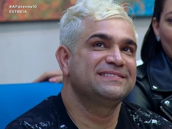 A Fazenda: Evandro Santo sofre acidente, se machuca e preocupa a produção do reality