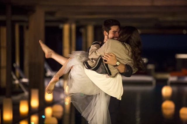 Marocas (Juliana Paiva) e Samuca (Nicolas Prattes) em cena de O Tempo Não Para (Foto: Globo/Isabella Pinheiro) Marocas (Juliana Paiva) e Samuca (Nicolas Prattes) em cena de O Tempo Não Para (Foto: Globo/Isabella Pinheiro)