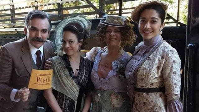 Julieta ao lado de Vicente, Agatha e Mariko, em Orgulho e Paixão (Foto: Reprodução) Julieta ao lado de Vicente, Agatha e Mariko, em Orgulho e Paixão (Foto: Reprodução)